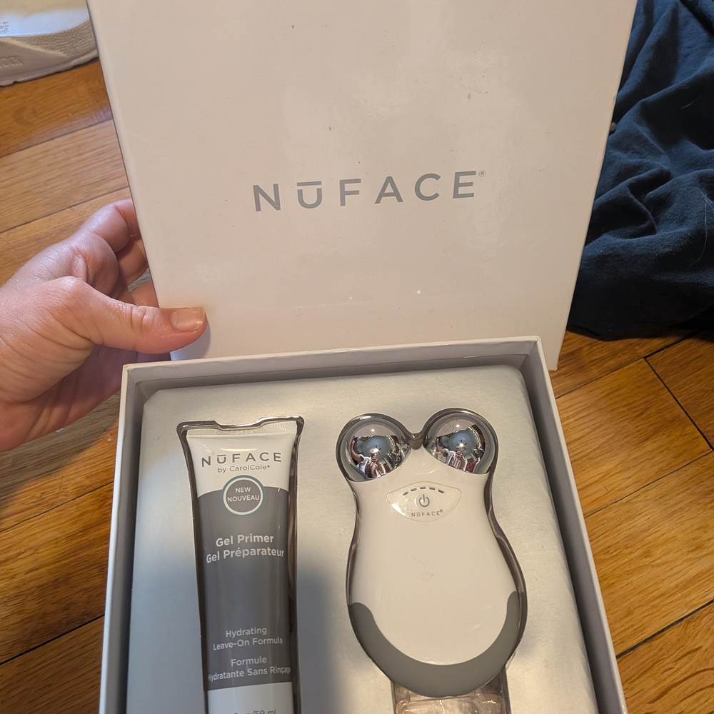 NuFace Skincare Set - White and Silver
